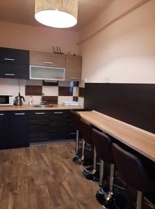 Kuchyňa alebo kuchynka v ubytovaní Kék Lagúna Wellness Apartmanok