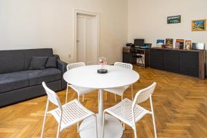 プラハにあるCastle View Apartmentのリビングルーム(白いテーブル、椅子付)