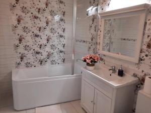 Kúpeľňa v ubytovaní Kék Lagúna Wellness Apartmanok