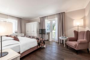 Säng eller sängar i ett rum på Hotel Pienzenau Am Schlosspark