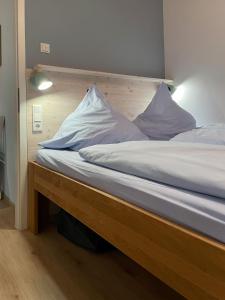 Llit o llits en una habitació de HAUS IM SCHILF 1 - Ferienwohnungen am Hainer See bei Leipzig