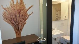 Un baño con lavabo, inodoro y espejo. en Stary Młyn, en Strzelce Opolskie 30 fotos más