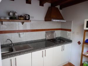 eine Küche mit einer Spüle und einer Arbeitsplatte in der Unterkunft La Casita de Estrella in Candelaria