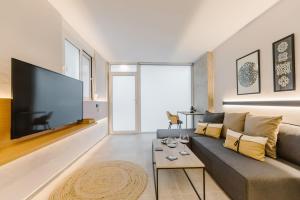 Televízia a/alebo spoločenská miestnosť v ubytovaní Manolis Loft Apartment, Rhodes Town