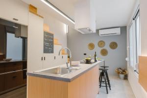 Kuchyňa alebo kuchynka v ubytovaní Manolis Loft Apartment, Rhodes Town + 31 fotografií