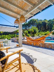 Basen w obiekcie Cubo's Villa Loft El Parador de la Sierra lub w pobliżu