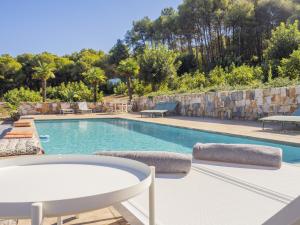 Basen w obiekcie Cubo's Villa Loft El Parador de la Sierra lub w pobliżu