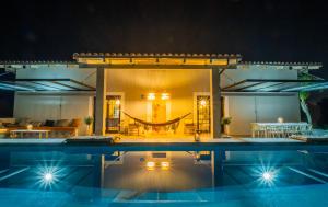 Basen w obiekcie Cubo's Villa Loft El Parador de la Sierra lub w pobliżu
