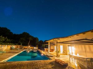 Basen w obiekcie Cubo's Villa Loft El Parador de la Sierra lub w pobliżu