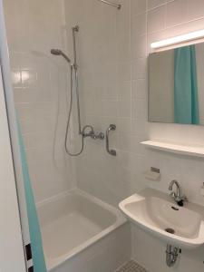 レンツキルヒにあるFerienwohnung Saigの浴槽、洗面台、シャワーを備えたバスルーム