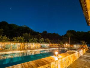 Basen w obiekcie Cubo's Villa Loft El Parador de la Sierra lub w pobliżu