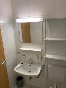 レンツキルヒにあるFerienwohnung Saigの洗面台と鏡のある白いバスルーム +10枚の写真
