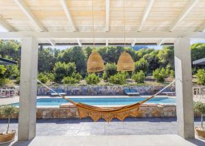 Basen w obiekcie Cubo's Villa Loft El Parador de la Sierra lub w pobliżu
