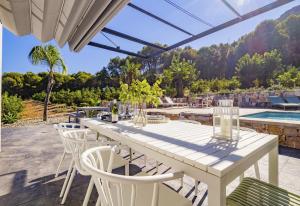 Basen w obiekcie Cubo's Villa Loft El Parador de la Sierra lub w pobliżu