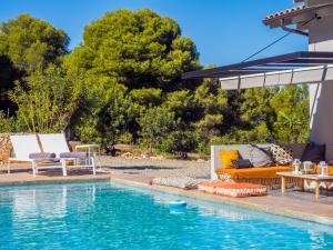Basen w obiekcie Cubo's Villa Loft El Parador de la Sierra lub w pobliżu