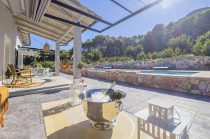 Basen w obiekcie Cubo's Villa Loft El Parador de la Sierra lub w pobliżu