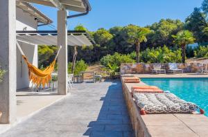 Basen w obiekcie Cubo's Villa Loft El Parador de la Sierra lub w pobliżu