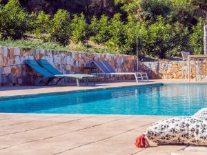Basen w obiekcie Cubo's Villa Loft El Parador de la Sierra lub w pobliżu
