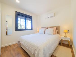 Łóżko lub łóżka w pokoju w obiekcie Cubo's Villa Loft El Parador de la Sierra
