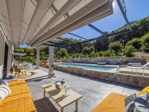 patio z widokiem na basen w obiekcie Cubo's Villa Loft El Parador de la Sierra w mieście Alhaurín el Grande