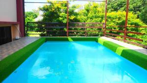 - une piscine sur un balcon arboré dans l'établissement พูลวิลล่า เชียงใหม่, à Doi Saket