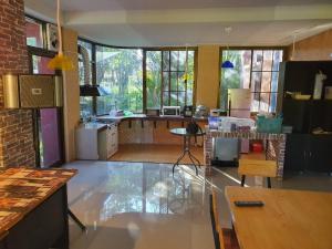 - une cuisine avec un sol en verre dans l'établissement พูลวิลล่า เชียงใหม่, à Doi Saket