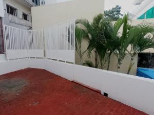 un balcón de un edificio con palmeras. en LE SUNSHINE RESIDENCY, en Pondicherry