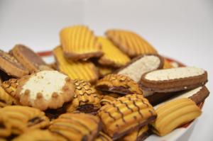 een bord met verschillende soorten koekjes en koekjes bij Hotel Orient Galati in Galaţi