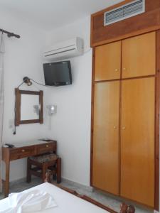 TV i/ili multimedijalni sistem u objektu Zorbas Hotel