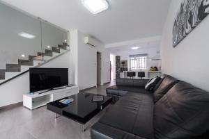 TV a/nebo společenská místnost v ubytování BUNGALOW BAHÍA MELONERAS