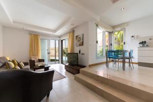 薩洛布雷的住宿－Exclusive Villa Golf，带沙发、电视和桌子的客厅
