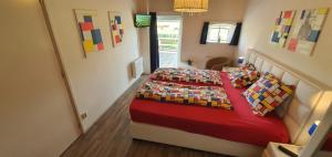 een slaapkamer met 2 bedden met rode lakens en kussens bij Hotel Restaurant Roerdinkhof in Winterswijk