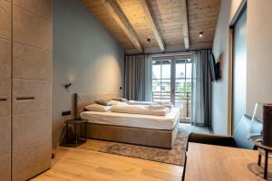 Posteľ alebo postele v izbe v ubytovaní Chalet 149 Westendorf by ALPS RESORTS