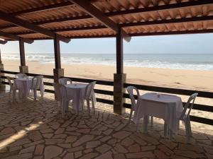 馬里卡的住宿－Black Point Beach Club，海滩上带桌椅的餐厅