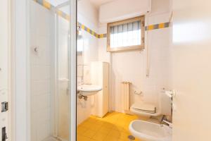 un bagno con un water e un lavandino di Suite Mare 7 by MMega a Massa