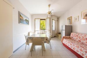 un soggiorno con un tavolo e un divano di Suite Mare 7 by MMega a Massa