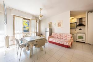 un soggiorno con un divano e un tavolo di Suite Mare 7 by MMega a Massa Altre 9 foto