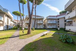 una fila di condomini con palme in un parco di Suite Mare 7 by MMega a Massa