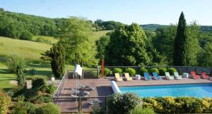 uma piscina com um monte de espreguiçadeiras ao lado em Maison de 2 chambres avec piscine partagee jardin amenage et wifi a Puy l'Eveque em Puy-lʼÉvêque