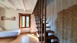 ein Zimmer mit einer Treppe und einem Bett darin in der Unterkunft Maison de 2 chambres avec piscine partagee terrasse amenagee et wifi a Puy l'Eveque in Puy-lʼÉvêque