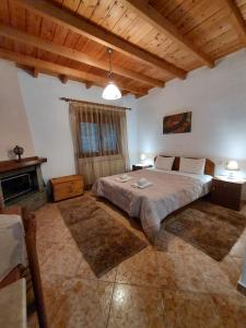 una camera con un grande letto e un soffitto in legno di Guesthouse Platon a Orma
