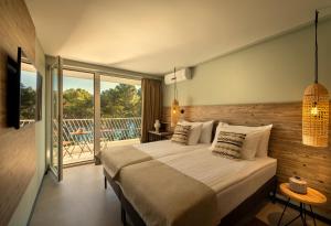 Posteľ alebo postele v izbe v ubytovaní PLACES Hvar Hotel by Valamar