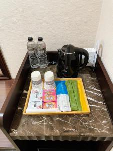 um tabuleiro com medicamentos e garrafas de água no balcão em 花蓮花見你民宿 em Hualien