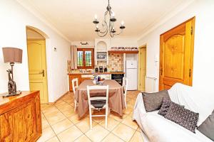 Η κουζίνα ή μικρή κουζίνα στο Appartement confortable au Bar-sur-Loup 40 m² avec jardin privatif