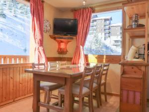 a dining room with a table and chairs and a window at Appartement Méribel, 3 pièces, 6 personnes - FR-1-182-181 in Méribel