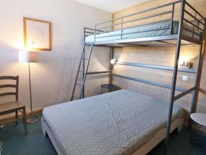 Appartement Méribel, 2 pièces, 5 personnes - FR-1-182-183にある二段ベッド