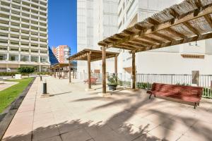 park z ławkami i schroniskami w mieście w obiekcie Homeincalpe Apolo XVI 2-3-14 w mieście Calpe