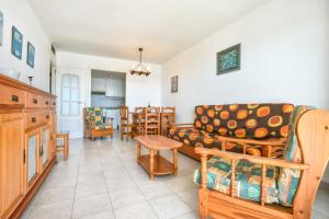 een woonkamer met een bank en een tafel en stoelen bij Homeincalpe Apolo XVI 2-11-52 in Calpe