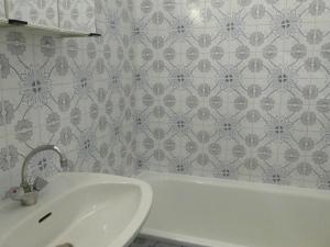 A bathroom at Appartement Méribel, 2 pièces, 3 personnes - FR-1-182-189
