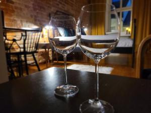dos copas de vino sentadas sobre una mesa en Apartament Skorpion Centrum, en Sanok